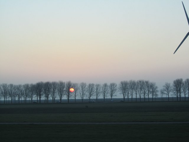 IMG_1980.JPG - Niet alleen de maan heeft een gezicht, opkomende zon op weg naar Teschelling