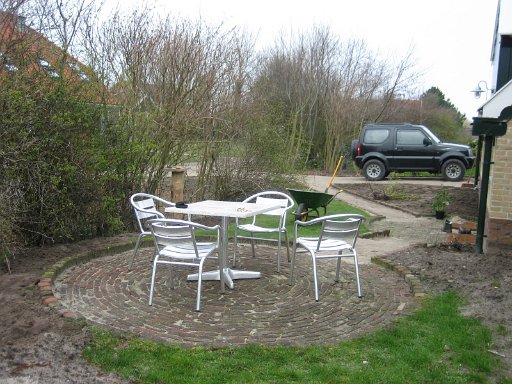 050.JPG - Het terras opnieuw aangelegd