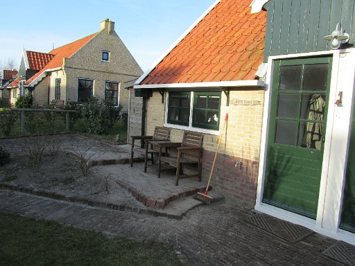IMG_0415.JPG - Het nieuwe terrasje is klaar voor de avondzon